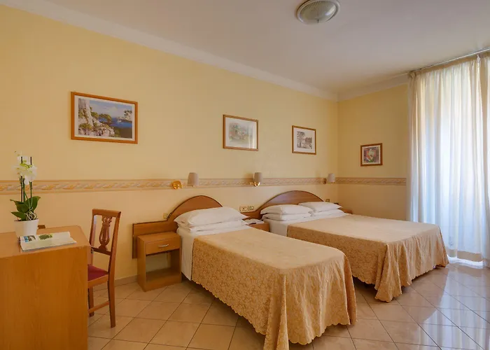 Resi Hotel 2*